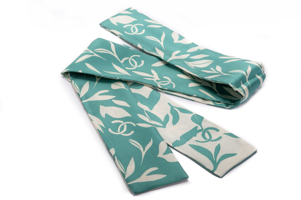 Chanel BN Green White Leaves Silk Twilly
