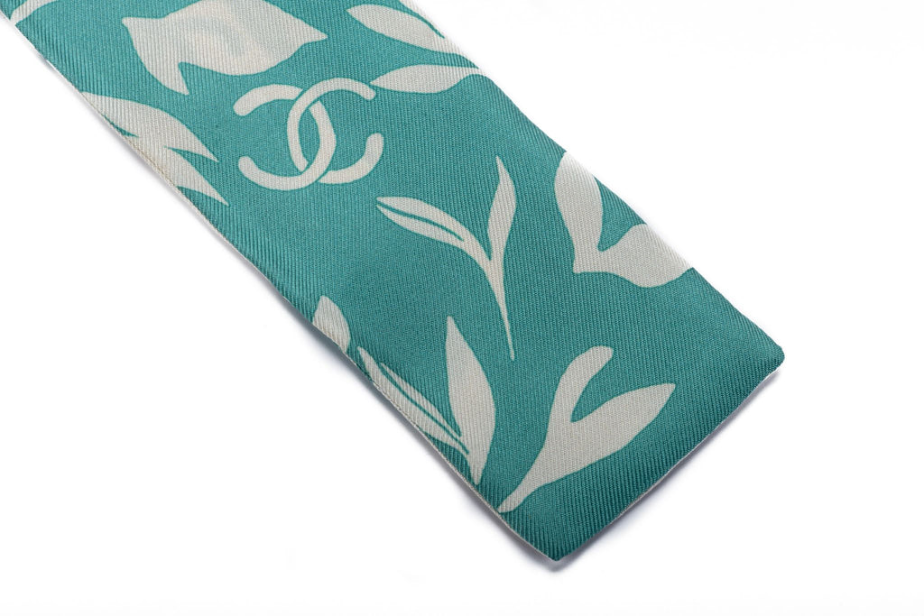 Chanel BN Green White Leaves Silk Twilly