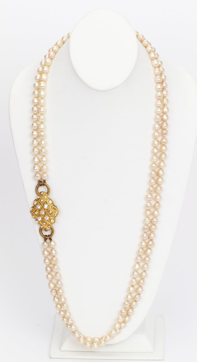 Chanel pearl necklace w/ gold medallion
