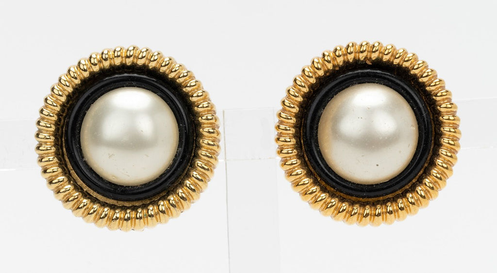 Chanel 70s Vintage Pearl Clip Earrings