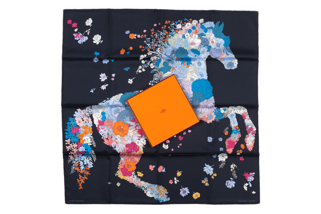 Hermes Carré âœRobe Legereâ� in Navy BNIB