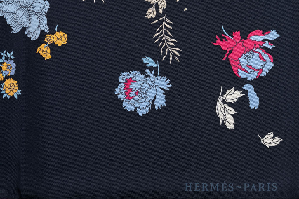 Hermes Carré âœRobe Legereâ� in Navy BNIB