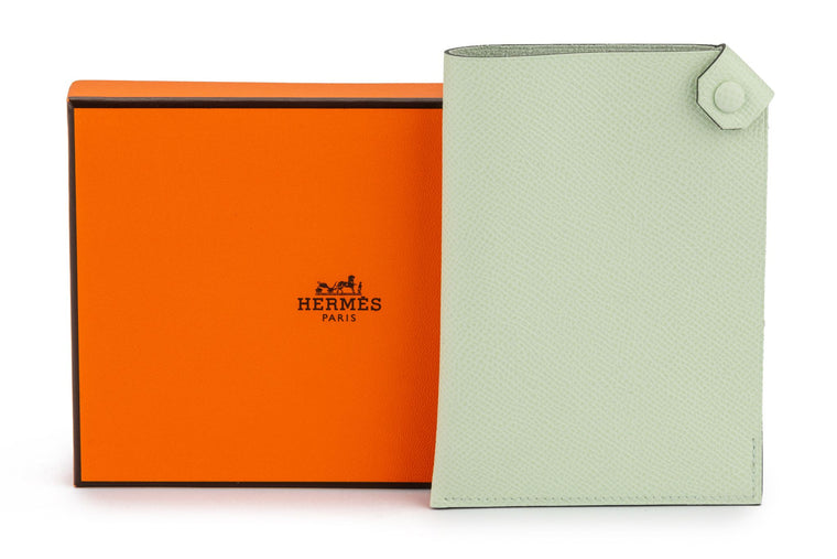 Hermès New Vert Epsom Passport Holder