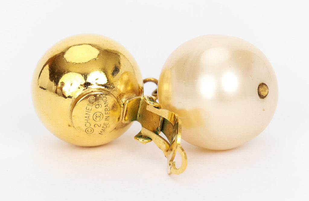 Chanel 80s ear clips gold sphere w/pearl